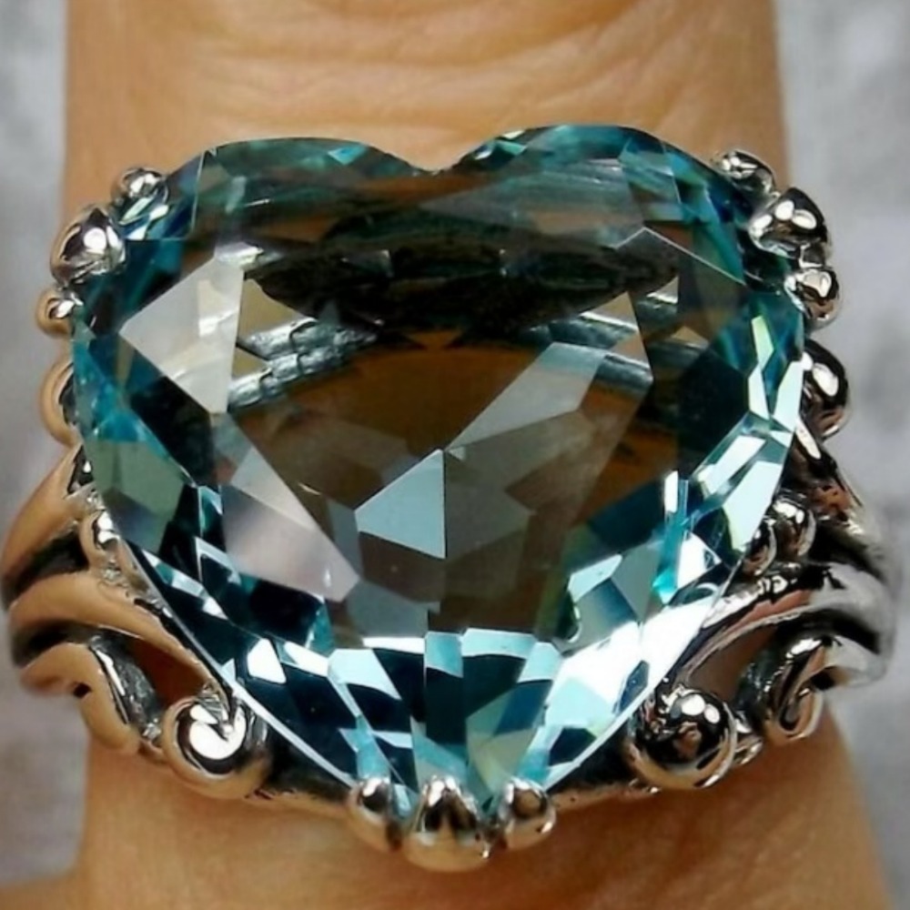 Women's Classic Retro Heart-Shaped Ring with Synthetic Zirconia